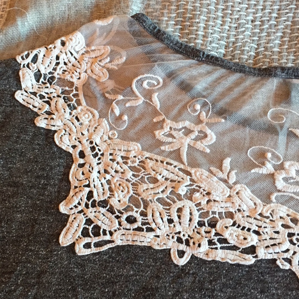 Short sleeve thin knit top w/ lace detailed back